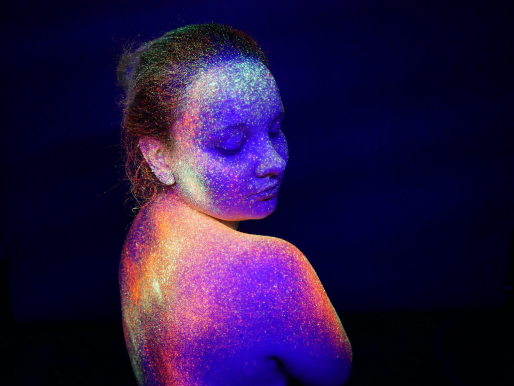 Bodypainting mit Schwarzlichtfarben