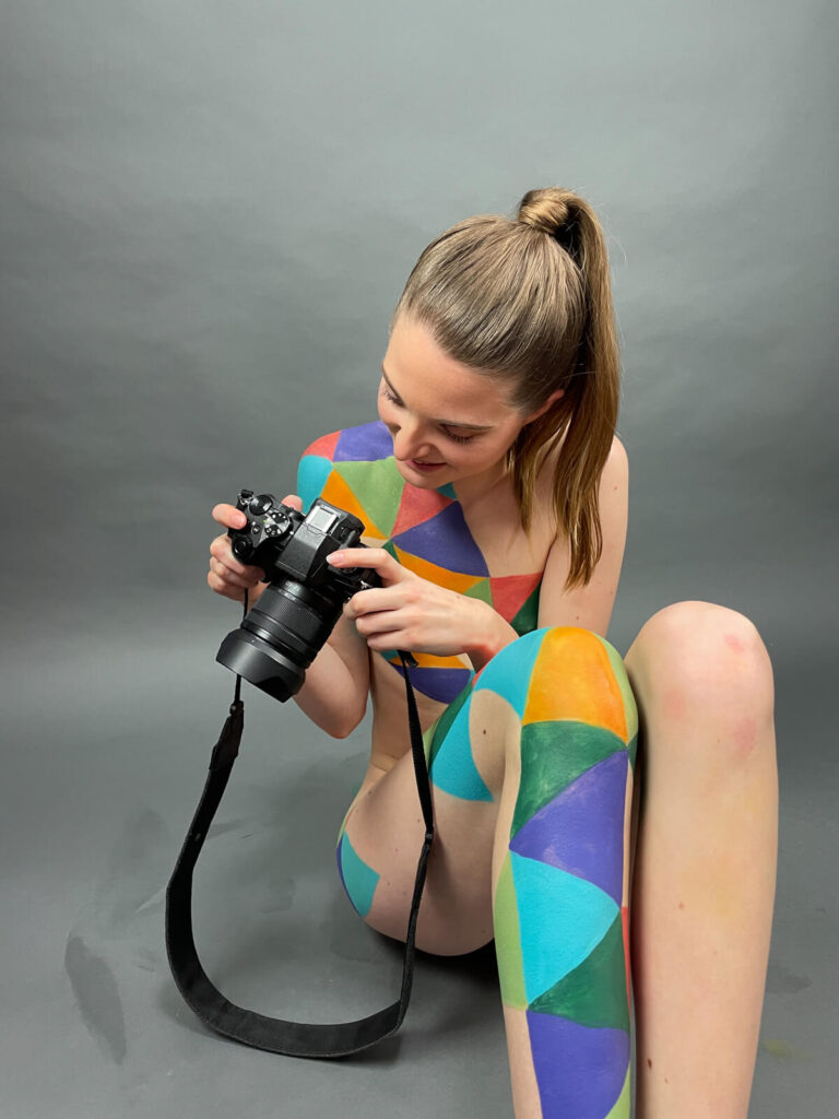 Bodypainting Stachellyart-Fotoshooting- Kundin beim Bilder ansehen auf der Kamera