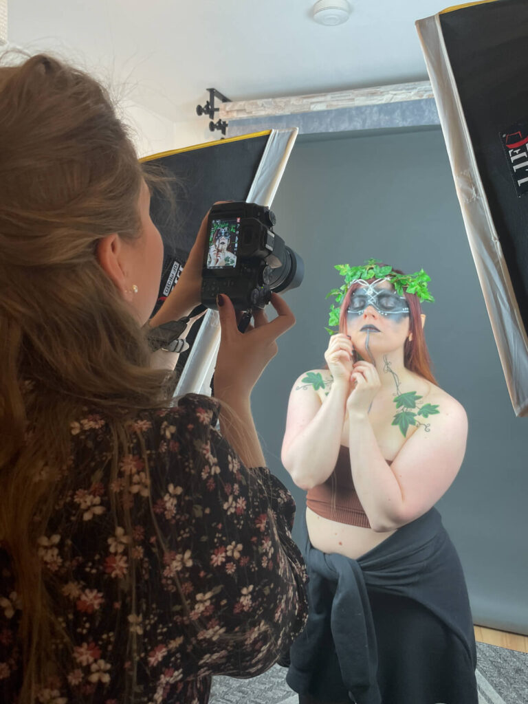 Stachellyart beim Fotografieren eines Facepaintings