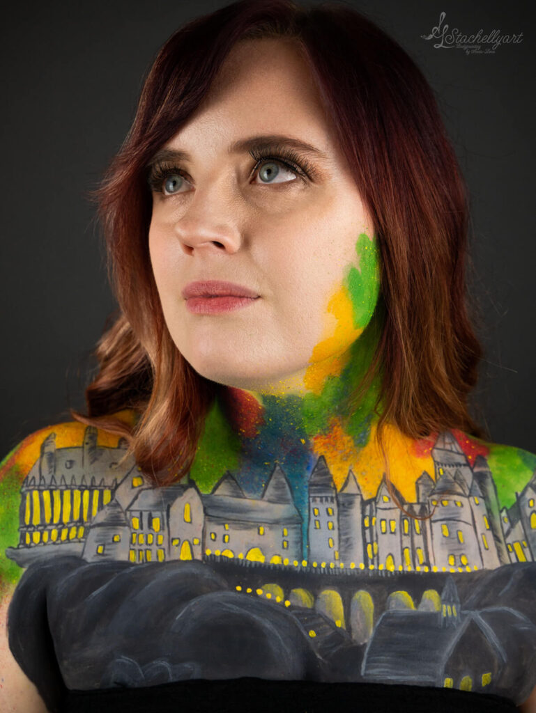 Bodypainting Stachellyart - Hogwarts Schloss auf dem Dekolletee eines Mädchens