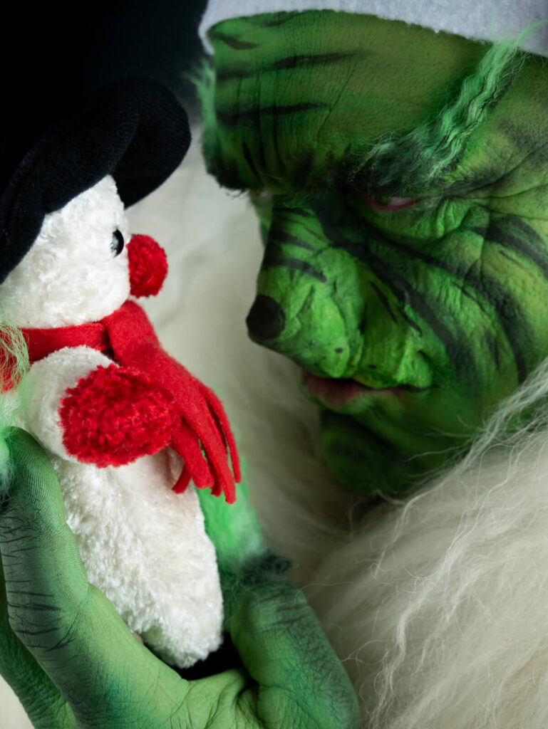 Bodypainting Stachellyart, Schleswig-Holstein, Grinch Facepainting mit einem Weihnachtskuscheltier