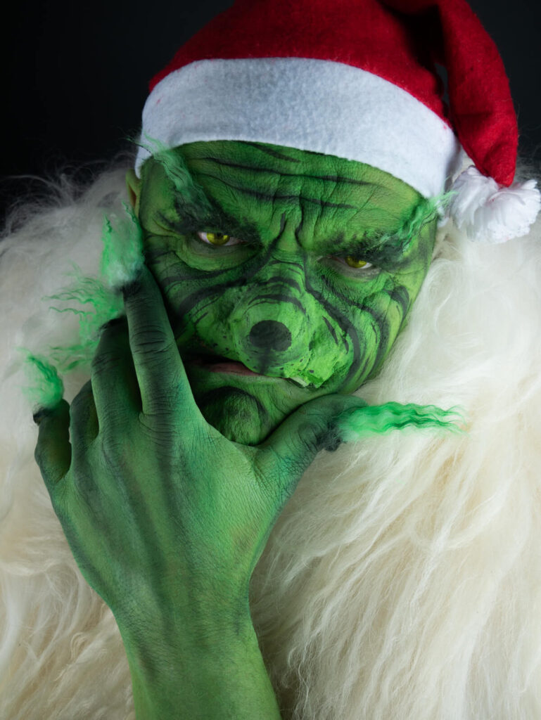 Bodypainting Stachellyart, Schleswig-Holstein, Grinch Facepainting mit grimmigen Blick