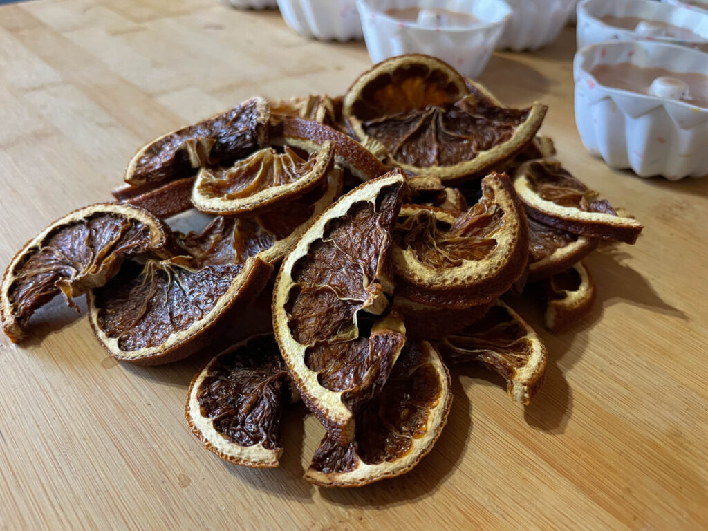 getrocknete Orangenscheiben auf einem Holzbrett