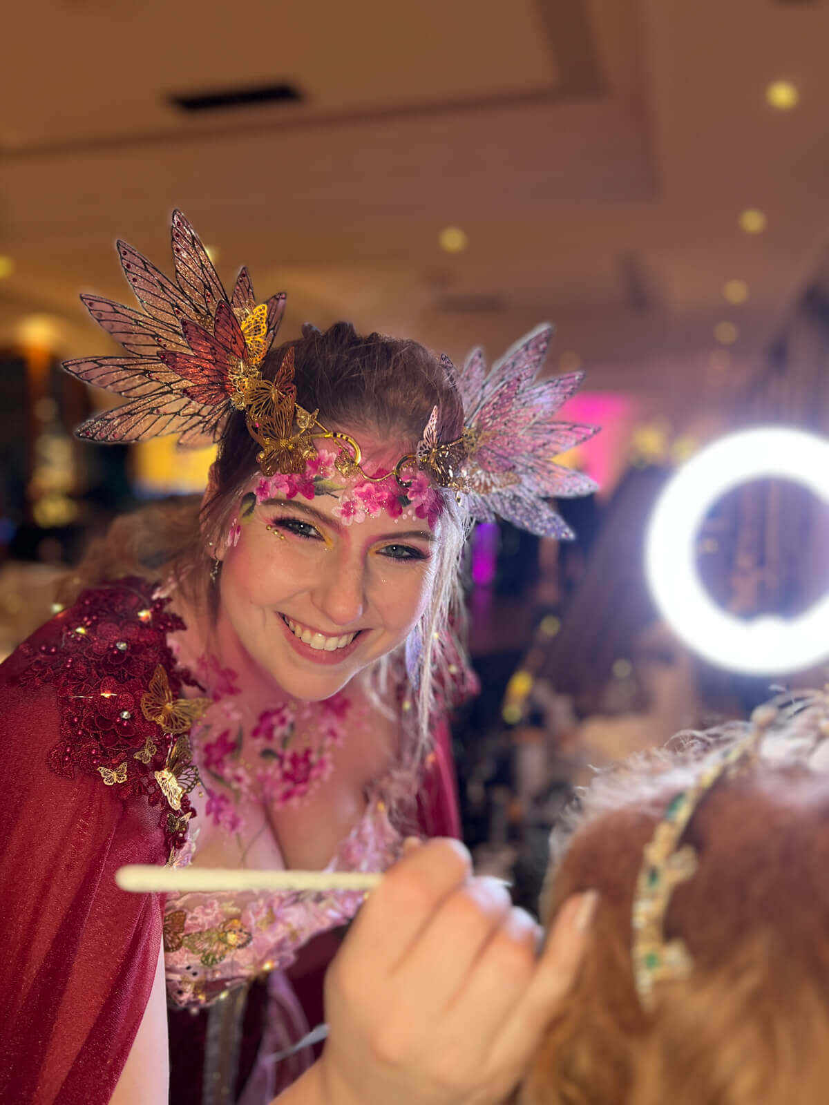 Stachellyart lächelt in die Kamera beim Facepainting auf dem Elvenlightball