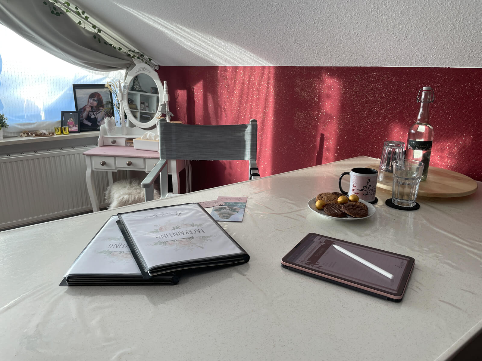 Stachellyarts Studio in Busdorf - zum Planungsgespräch hergerichtet am Basteltisch