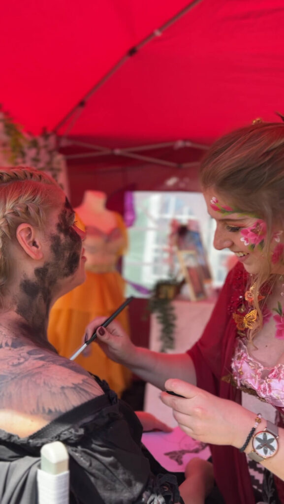 Stachellyart beim schminken auf dem Mana Festival 2025 - Walküre