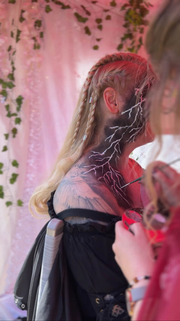 Stachellyart beim schminken auf dem Mana Festival 2025 - Walküre