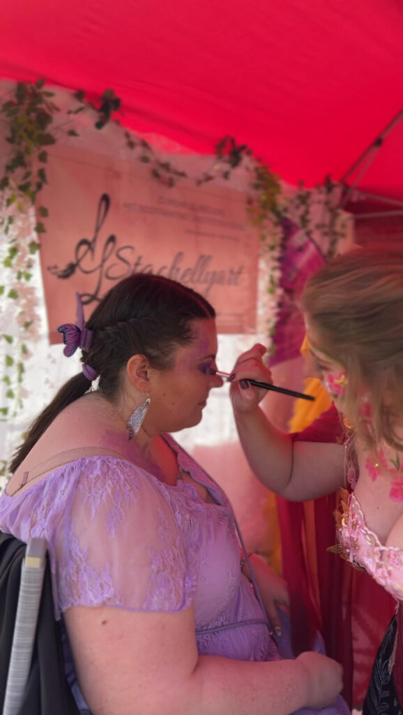 Stachellyart beim schminken auf dem Mana Festival 2025 - Schmetterling