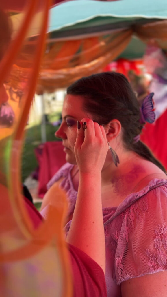 Stachellyart beim schminken auf dem Mana Festival 2025 - Schmetterling