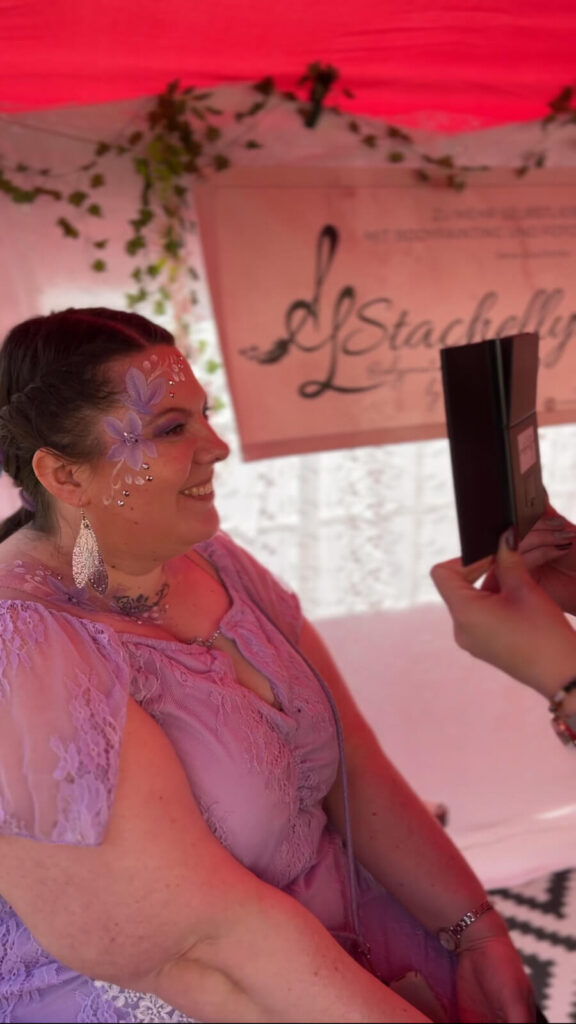 Stachellyart beim schminken auf dem Mana Festival 2025 - Schmetterling