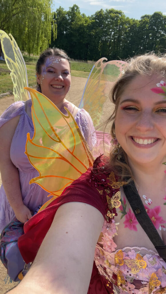 Stachellyart beim schminken auf dem Mana Festival 2025 - Schmetterling