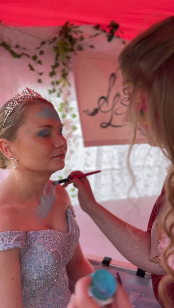 Stachellyart beim schminken auf dem Mana Festival 2025 - Feenprinzessin