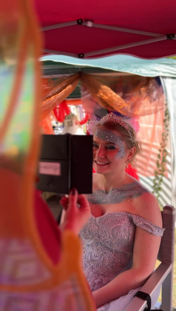 Stachellyart beim schminken auf dem Mana Festival 2025 - Feenprinzessin