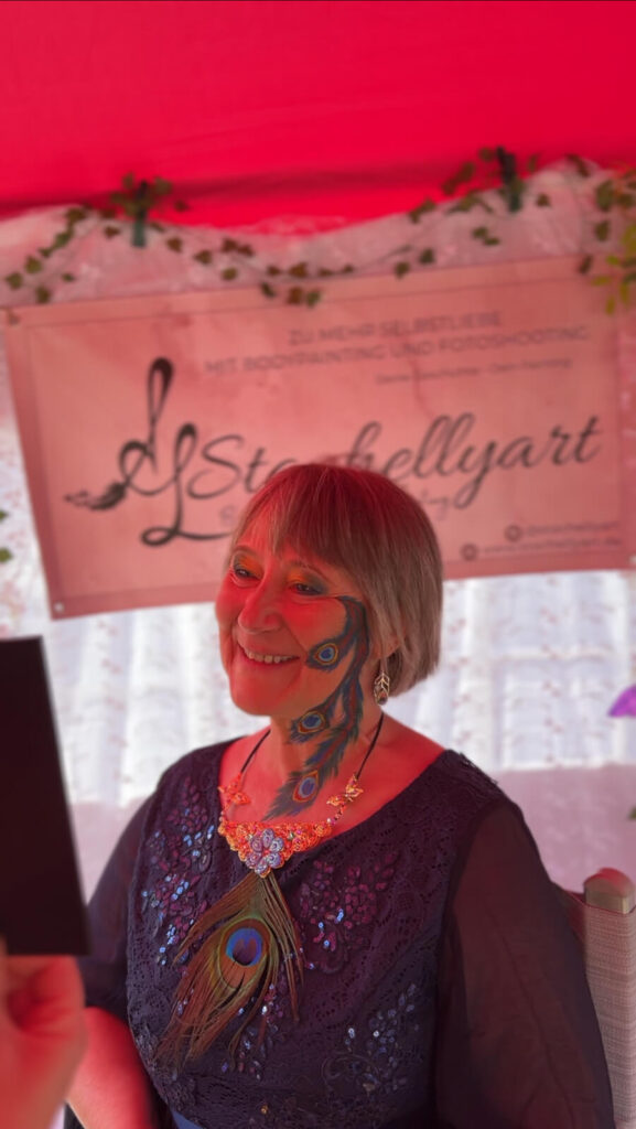 Stachellyart beim schminken auf dem Mana Festival 2025 - Pfauenkönigin