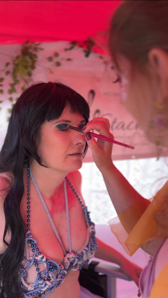 Stachellyart beim schminken auf dem Mana Festival 2025 - Meerjungfrau
