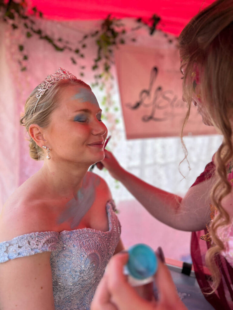 Stachellyart beim schminken auf dem Mana Festival 2025 - Feenprinzessin