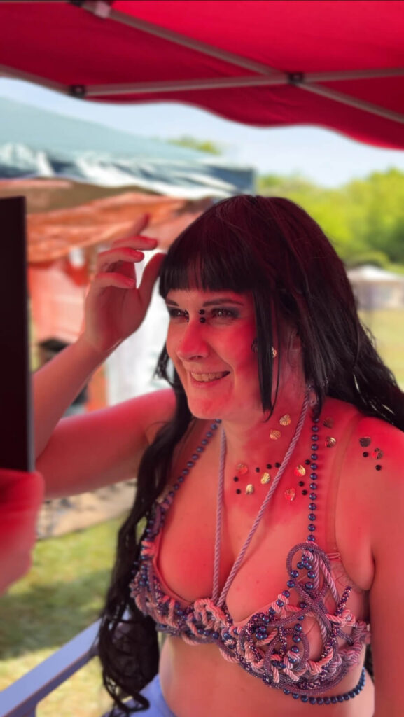 Stachellyart beim schminken auf dem Mana Festival 2025 - Meerjungfrau