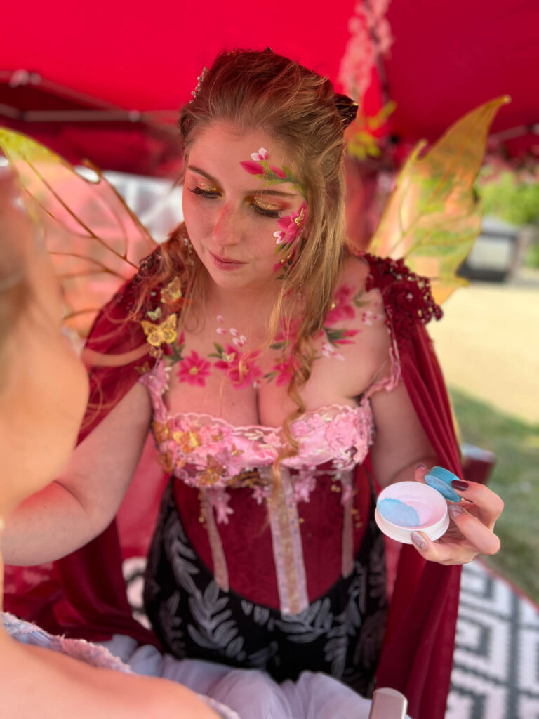 Stachellyart beim schminken auf dem Mana Festival 2025 - Feenprinzessin