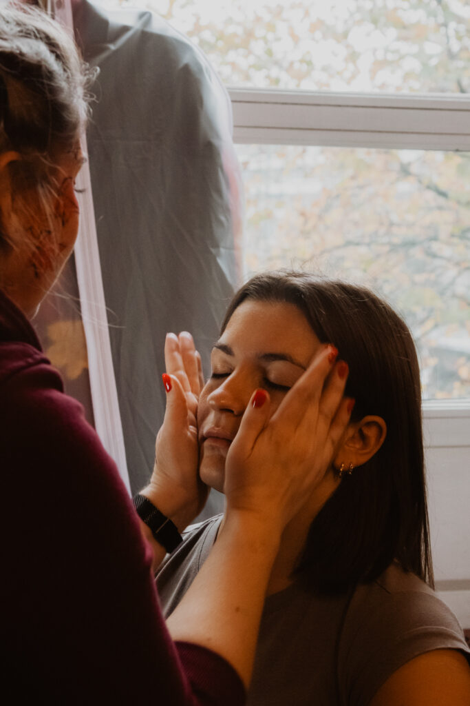 Stachellyart-Bodypaintng auf der Bühne, Bookisch Song Collective