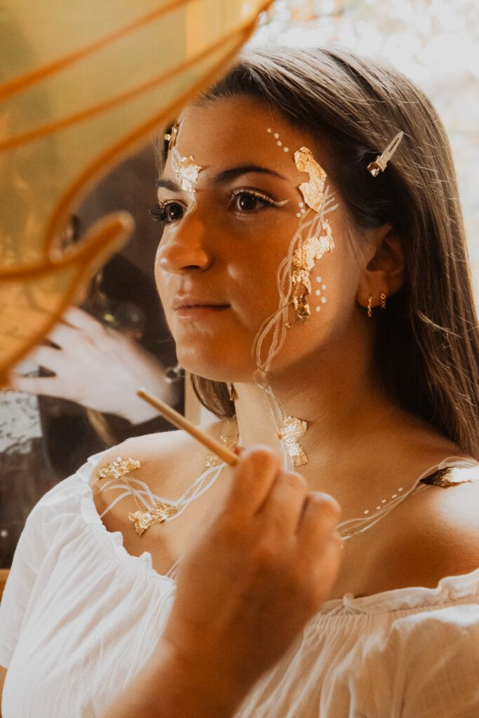 Stachellyart-Bodypaintng auf der Bühne, Bookisch Song Collective