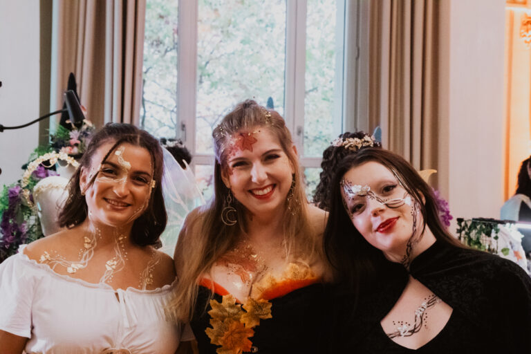 Stachellyart-Bodypaintng auf der Bühne, Bookisch Song Collective