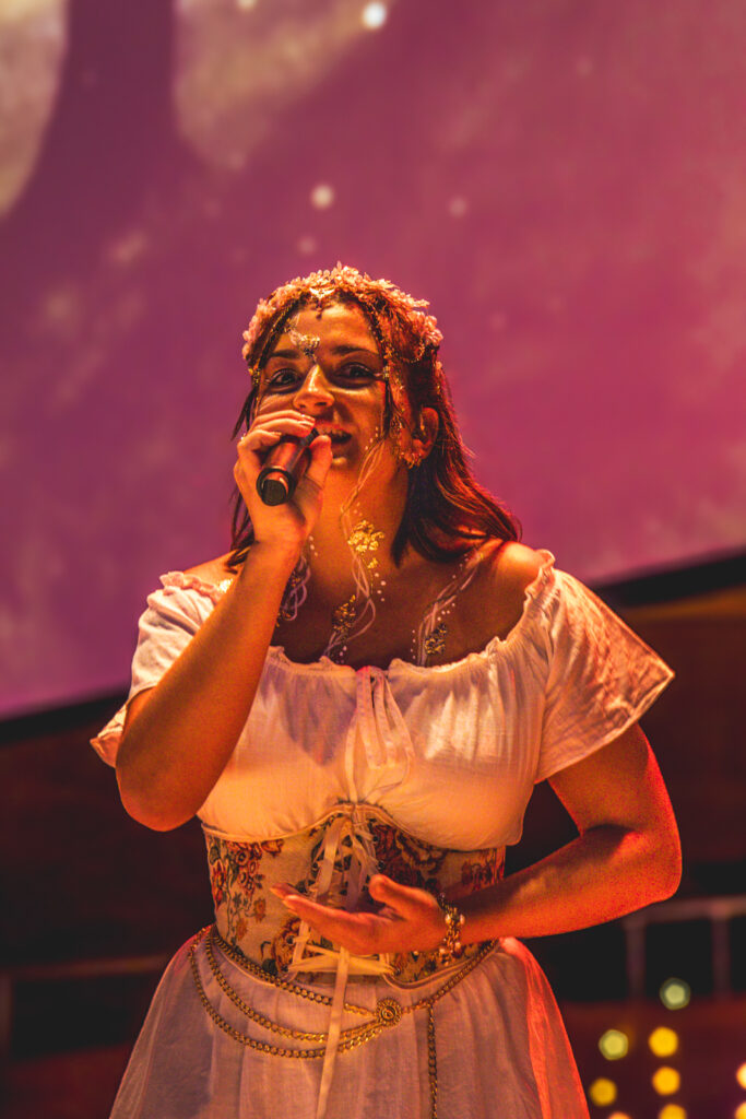 Stachellyart-Bodypaintng auf der Bühne, Bookisch Song Collective