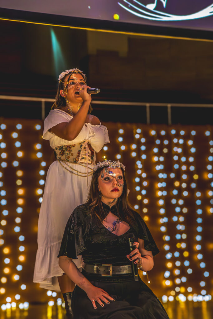 Stachellyart-Bodypaintng auf der Bühne, Bookisch Song Collective