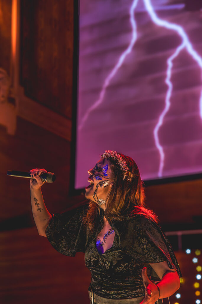 Stachellyart-Bodypaintng auf der Bühne, Bookisch Song Collective