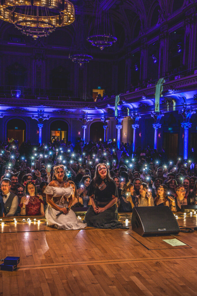 Stachellyart-Bodypaintng auf der Bühne, Bookisch Song Collective