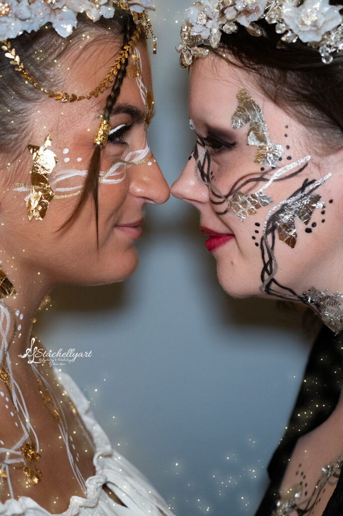 Stachellyart-Bodypaintng auf der Bühne, Bookisch Song Collective