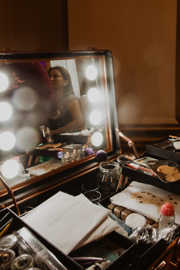 Stachellyart-Bodypaintng auf der Bühne, Bookisch Song Collective