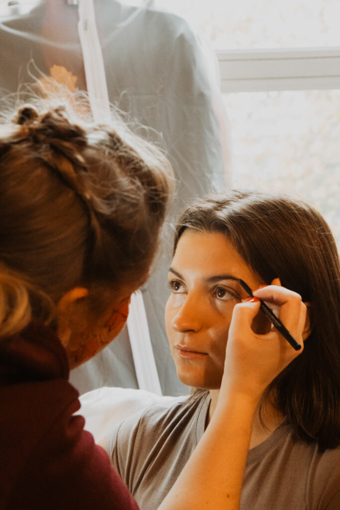 Stachellyart-Bodypaintng auf der Bühne, Bookisch Song Collective