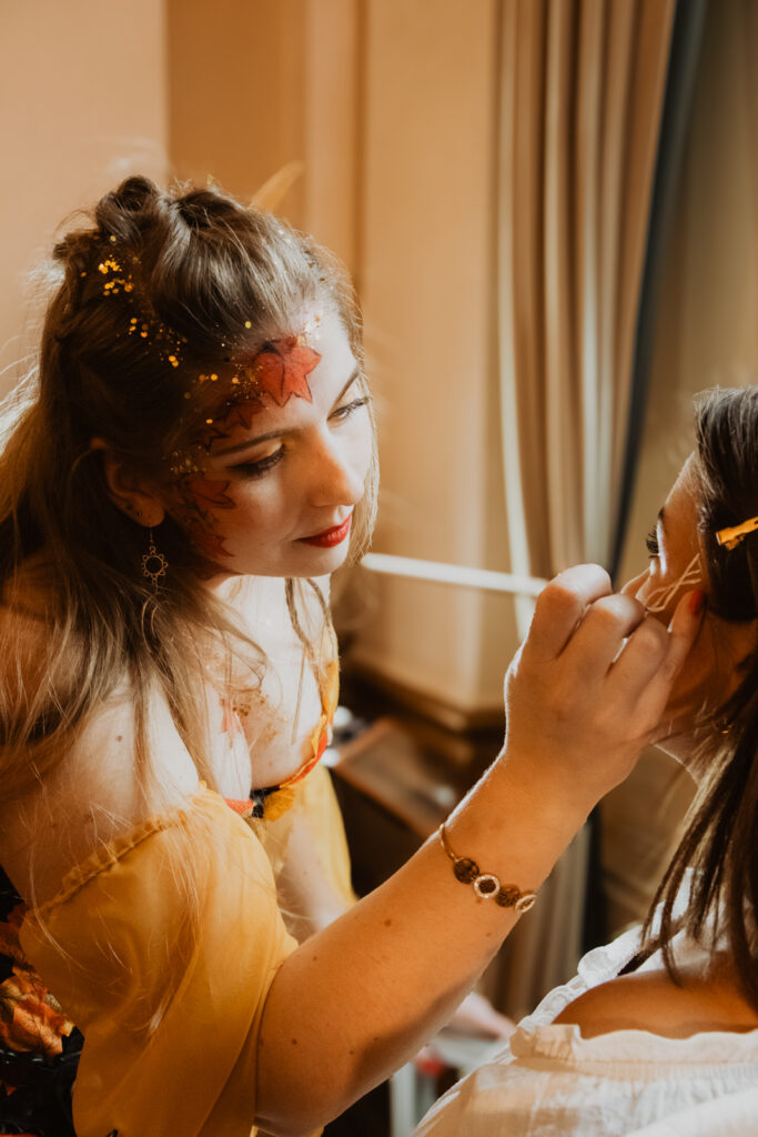 Stachellyart-Bodypaintng auf der Bühne, Bookisch Song Collective