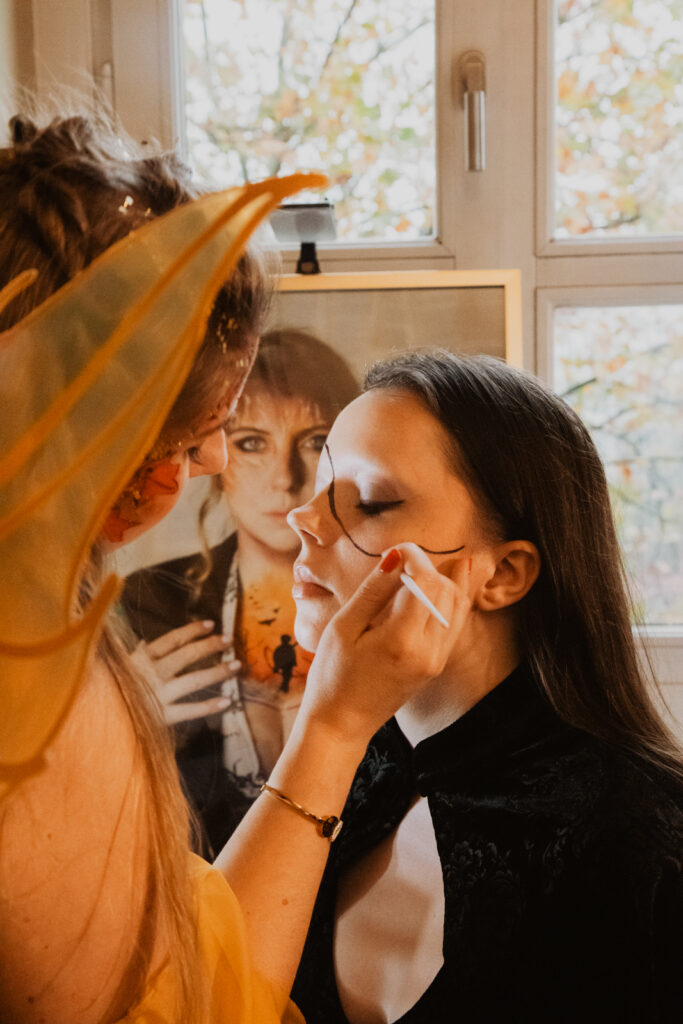 Stachellyart-Bodypaintng auf der Bühne, Bookisch Song Collective