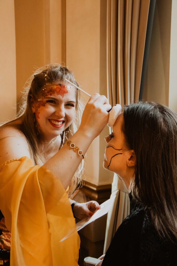 Stachellyart-Bodypaintng auf der Bühne, Bookisch Song Collective