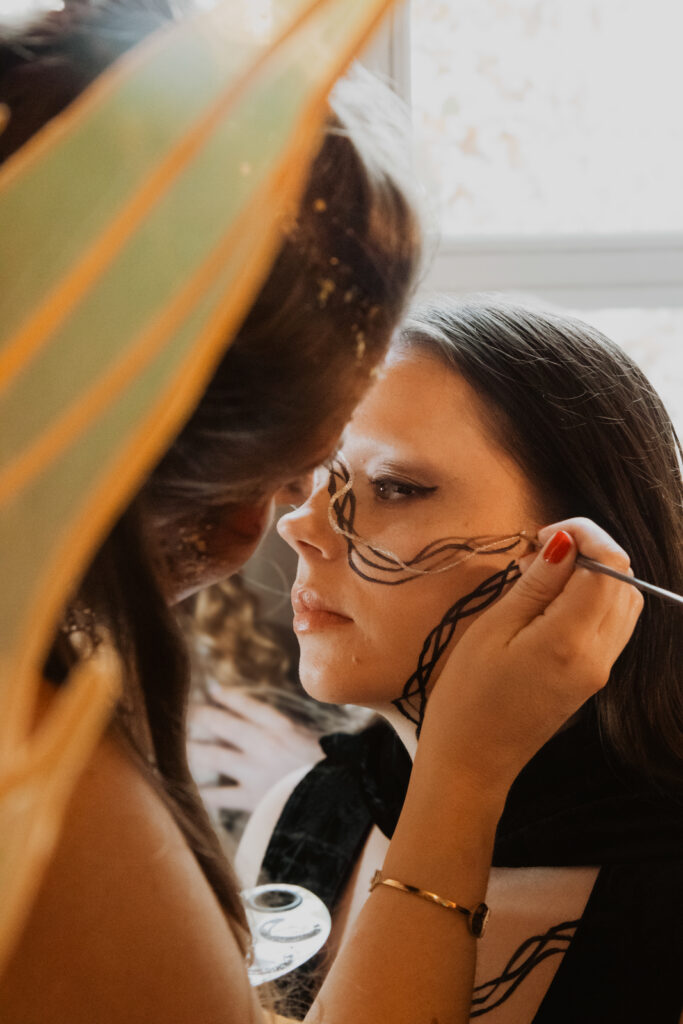 Stachellyart-Bodypaintng auf der Bühne, Bookisch Song Collective