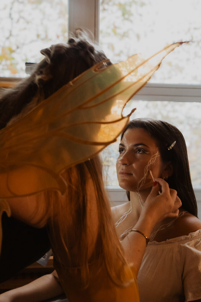 Stachellyart-Bodypaintng auf der Bühne, Bookisch Song Collective