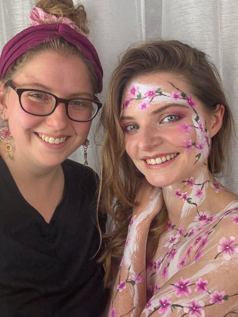 Kirschblüten Bodypainting Selfie