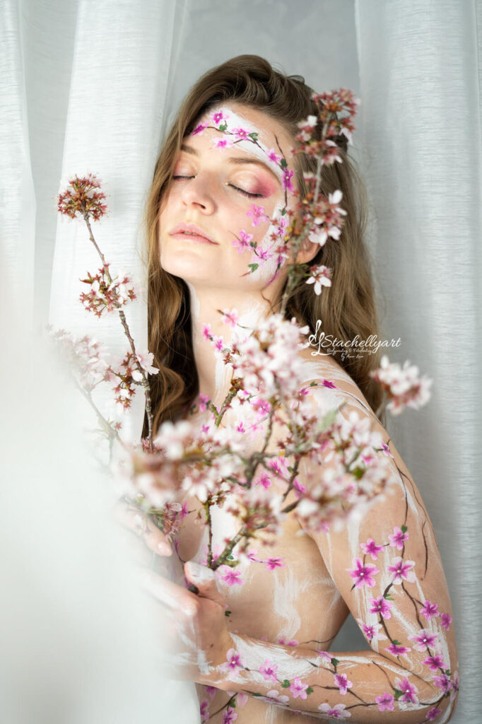 Kirschblüten Bodypainting mit Anja