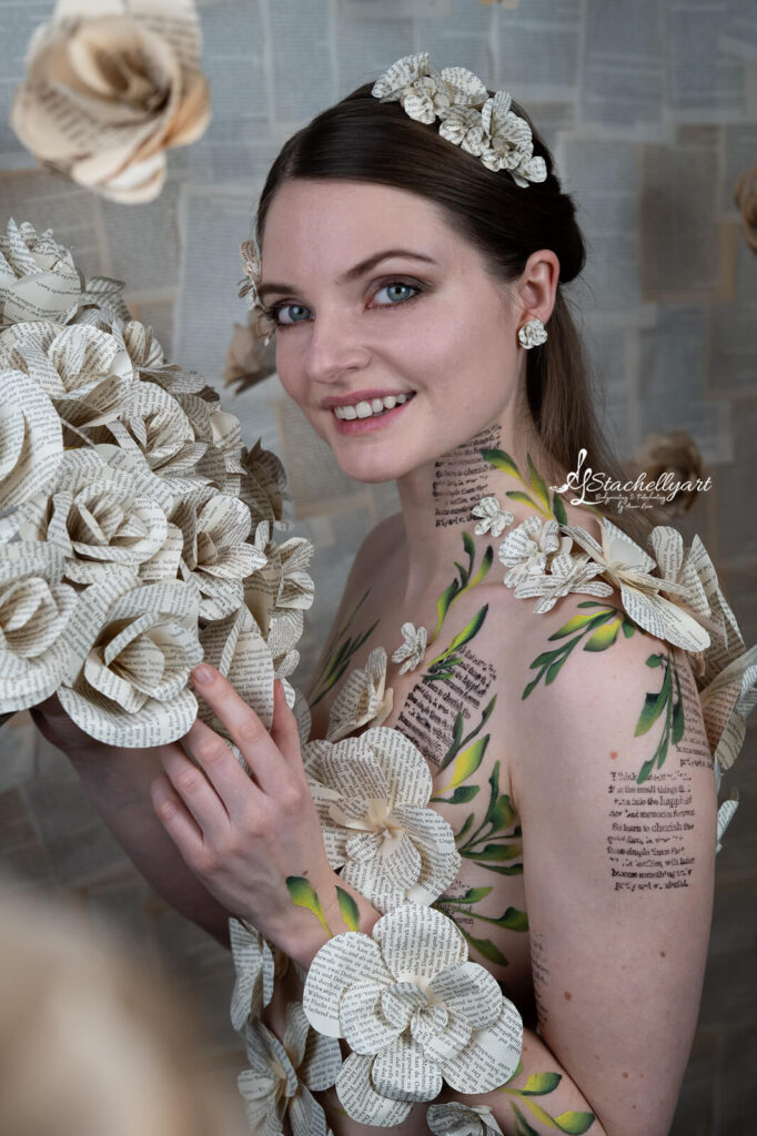 Bücherblumen mit Bodypainting in Buchrosen und Text